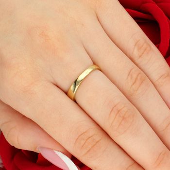 Złoty pierścionek damski 375 wysadzany cyrkoniami – duży, błyszczący tył.jpg